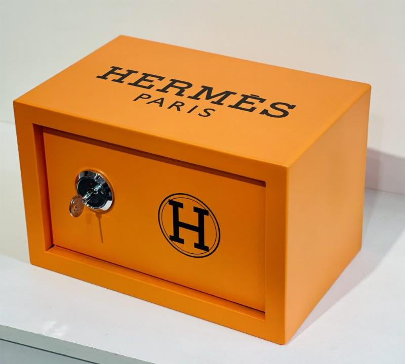 Une sculpture indienne contemporaine abstraite, combinant formes traditionnelles et matériaux modernes, reflétant l'évolution artistique.